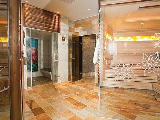 Offene Türen sind ein Tabu im Saunabereich.