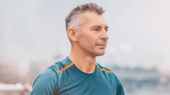 Mann mittleren Alters beim Joggen © Shutterstock Mann mittleren Alters beim Joggen © Shutterstock