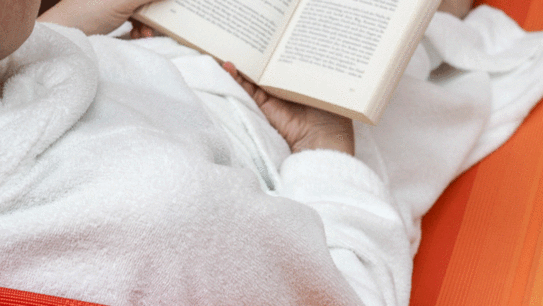 Einfach mal entspannen beim Lesen in der Therme © Shutterstock Einfach mal entspannen beim Lesen in der Therme © Shutterstock