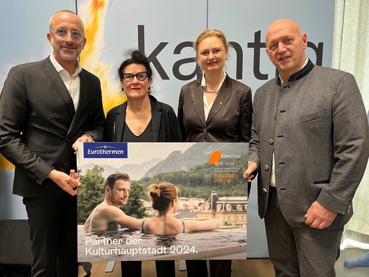 Am Bild (v.l.n.r.): Mag. Patrick Hochhauser, Elisabeth Schweeger (Künstlerische Geschäftsführung), Mag. Manuela Reichert, Standortleiter Dir. Andreas Nöhammer Fotorechte: Eurothermen