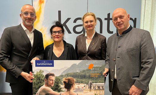 Am Bild (v.l.n.r.): Mag. Patrick Hochhauser, Elisabeth Schweeger (Künstlerische Geschäftsführung), Mag. Manuela Reichert, Standortleiter Dir. Andreas Nöhammer Fotorechte: Eurothermen