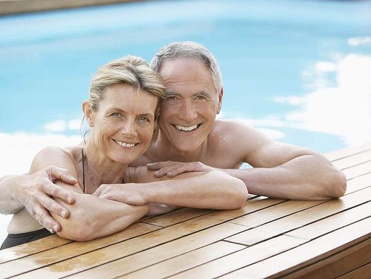 Best Ager Pärchen beim Schwimmen © Shutterstock Best Ager Pärchen beim Schwimmen © Shutterstock